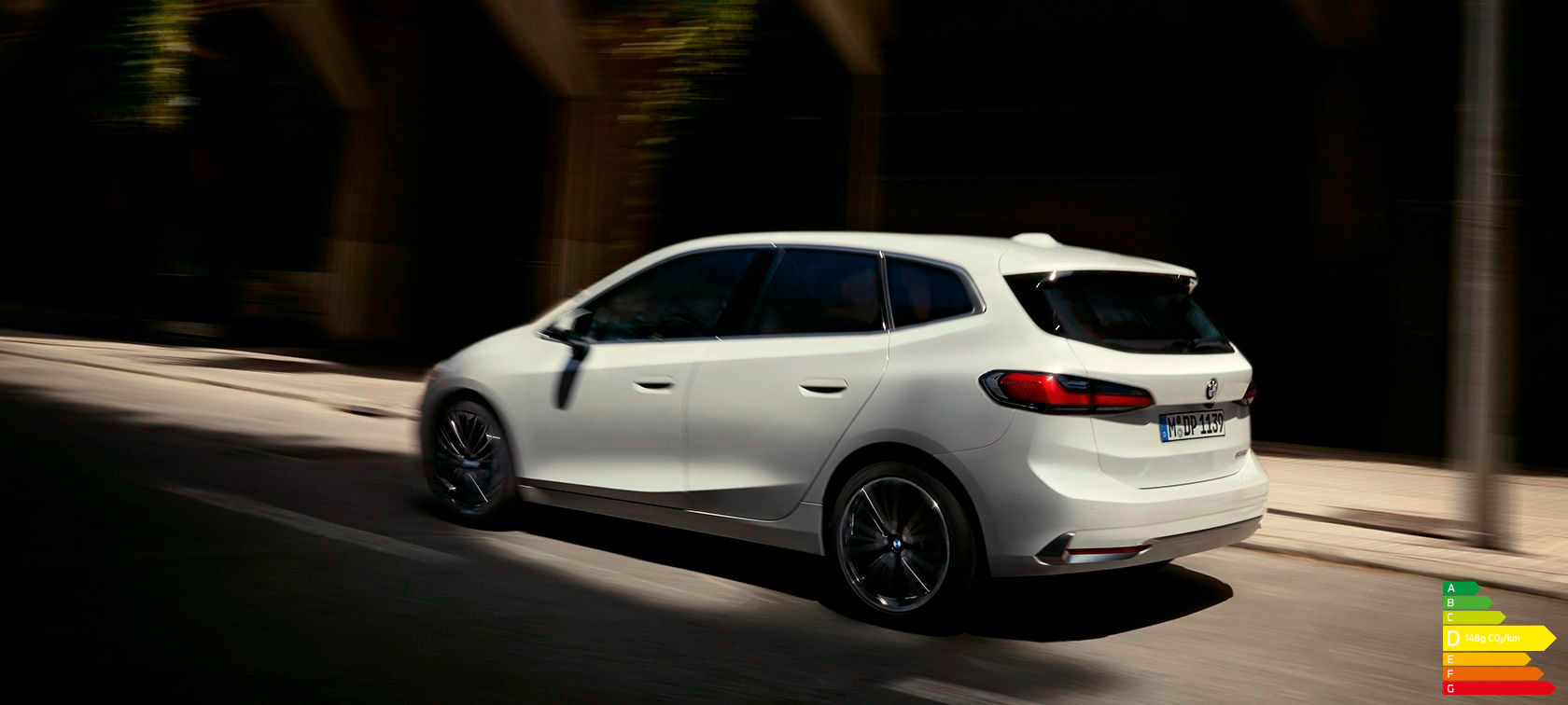 BMW Série 2 Active Tourer U06 2021 Mineralwei&szlig; métallisé en circulation - vue de trois quarts arrière