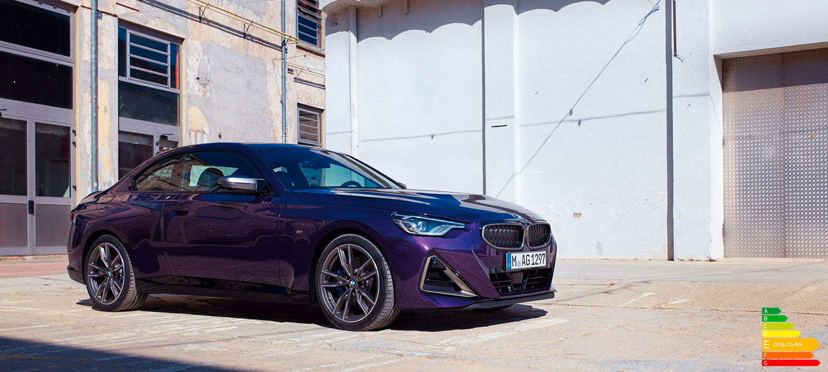 BMW Série 2 Coupé G42 2021 Thundernight metallic vue de trois quarts de profil à l’arrêt devant bâtiment