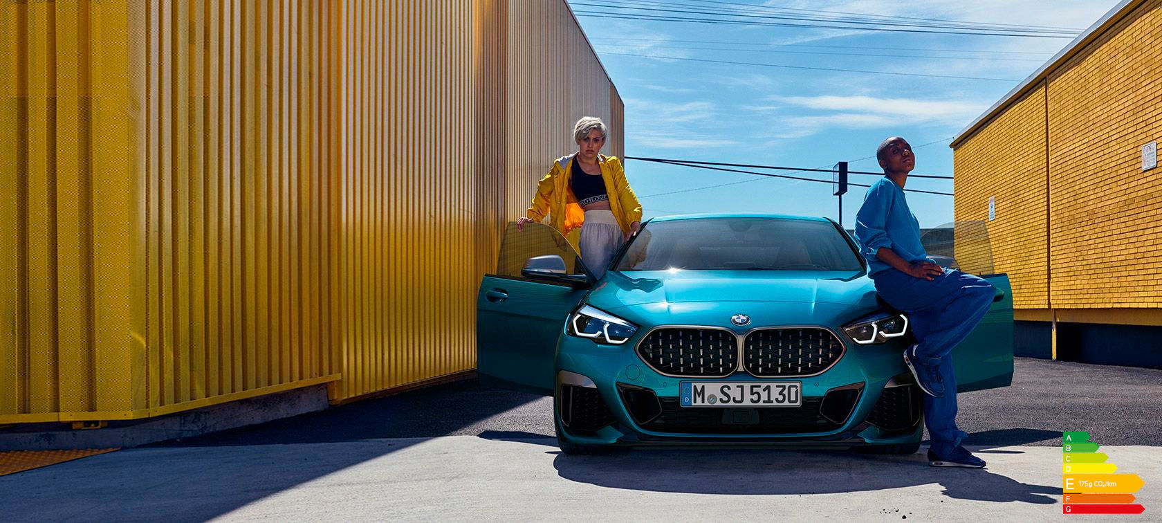 BMW Série 2 Gran Coupé F44 Snapper Rocks Blau metallic, vue avant avec portes ouvertes et deux personnes à bord de la voiture