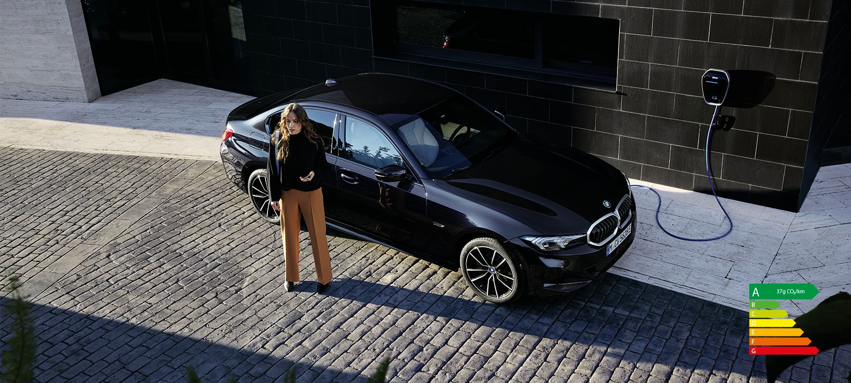 BMW Série 3 Berline LCI G20 Brooklyn Grau vue de profil devant le mur