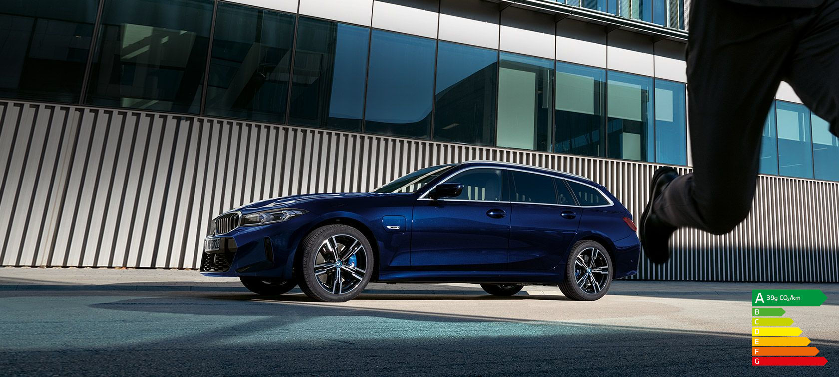  BMW Série 3 Touring PHEV vue de profil 