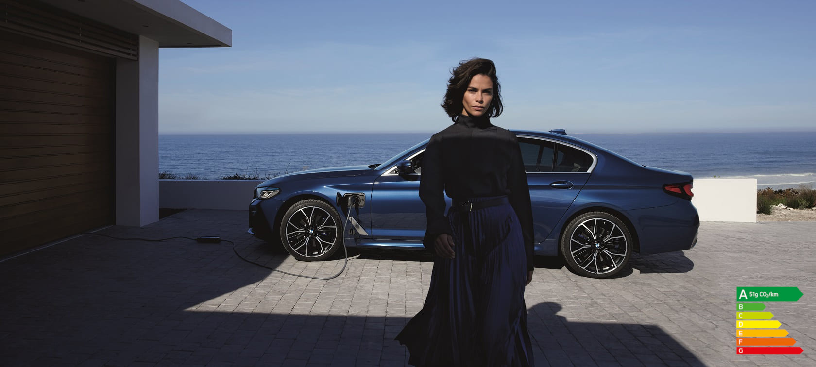 BMW Série 5 Berline G30 restylage 2020 en Phytonicblau, vue de trois quarts avant, en mouvement
