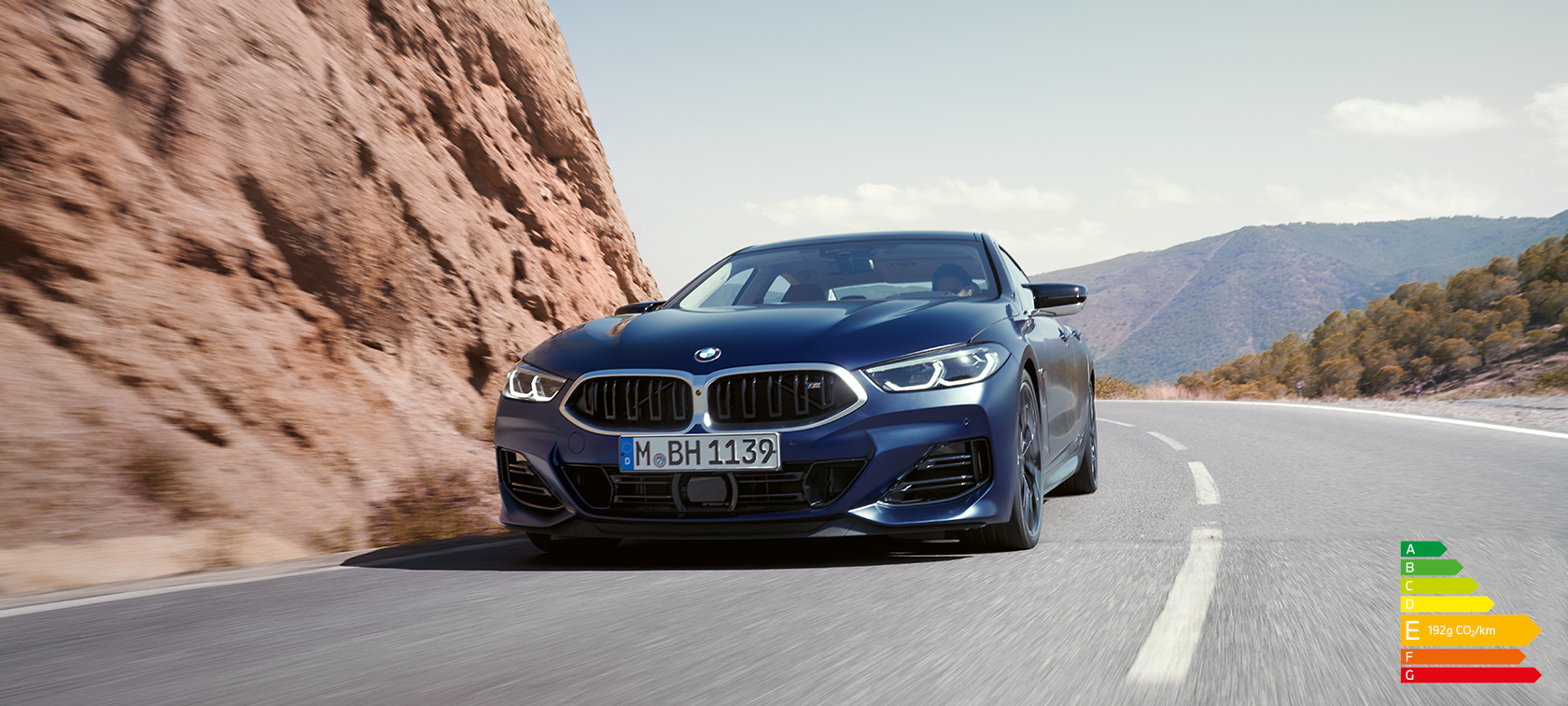 BMW Série 8 Gran Coupé G16 LCI restylage 2022 BMW Individual Frozen Tansanitblau metallic, vue de trois quarts avant, en mouvement sur une route de montagne