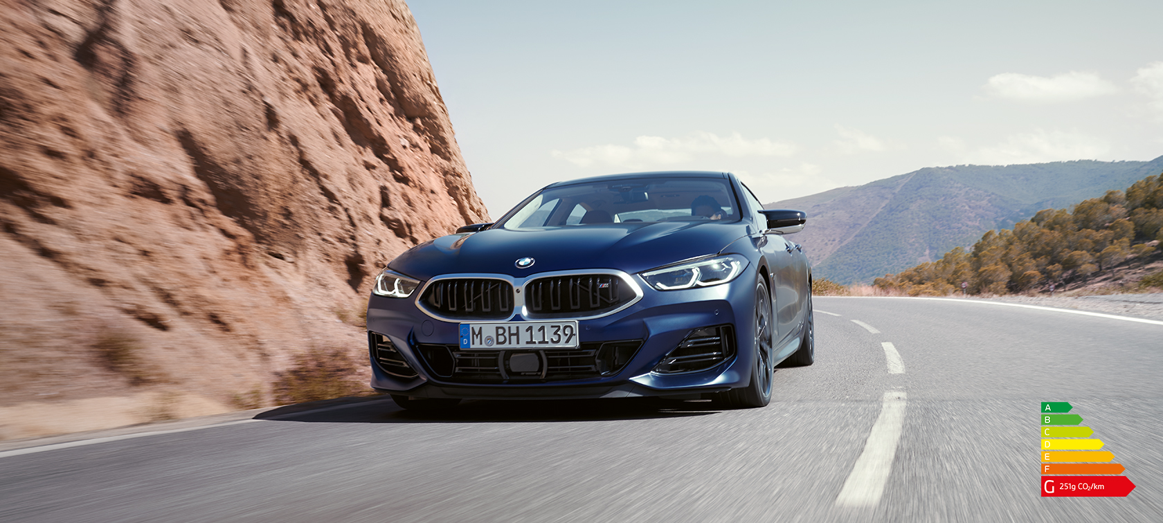 BMW Série 8 Gran Coupé G16 LCI restylage 2022 BMW Individual Frozen Tansanitblau metallic, vue de trois quarts avant, en mouvement sur une route de montagne
