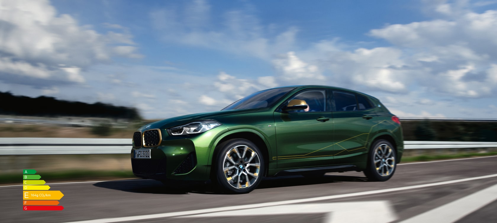 Vue de trois quarts de profil en conduite SUV compact BMW X2 F39 Sanremo Green metallic