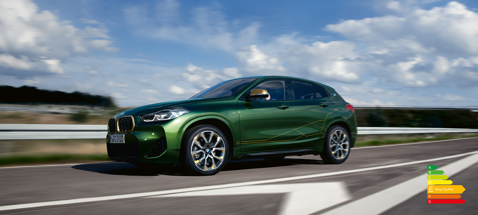 BMW X2 F39 Sanremo Green metallic vue de trois quarts de profil avec modèle