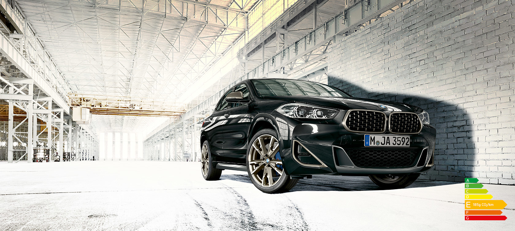 Vue en contre plongée de la BMW X2 M35i (F39) Saphirschwarz metallic