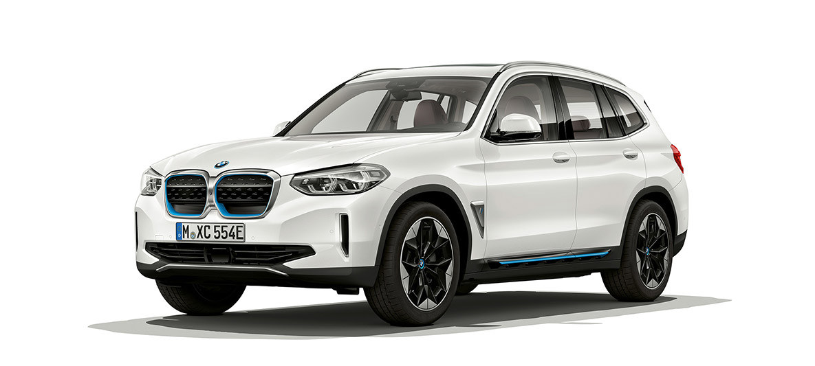 BMW iX3 G08, modèle « Impressive », vue de trois quarts avant BMW iX3 G08 2020, modèle « Impressive » en Mineralweiß metallic, vue de trois quarts avant