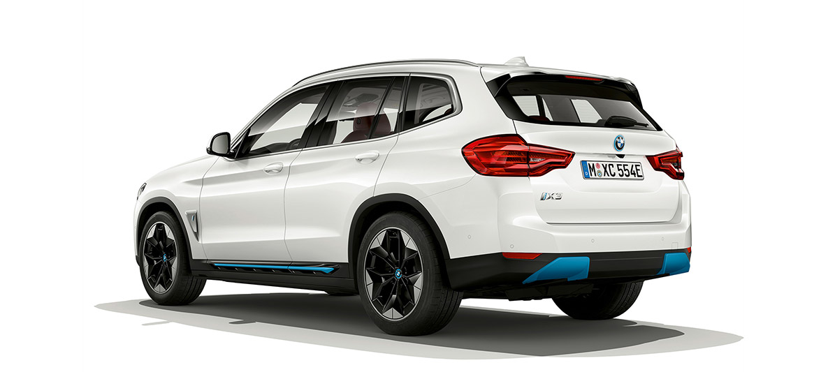 BMW iX3 G08, modèle « Impressive », vue de trois quarts arrière BMW iX3 G08 2020, modèle « Impressive » en Mineralweiß metallic, vue de trois quarts arrière