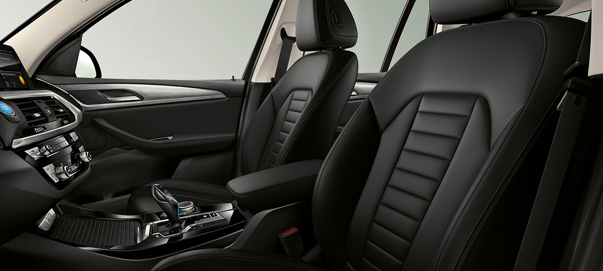 BMW iX3 G08, modèle « Inspiring », sièges sport en cuir Vernasca Schwarz Sièges sport pour le conducteur et le passager avant en cuir Vernasca Schwarz pour le modèle BMW iX3 G08 2020 « Inspiring », habitacle