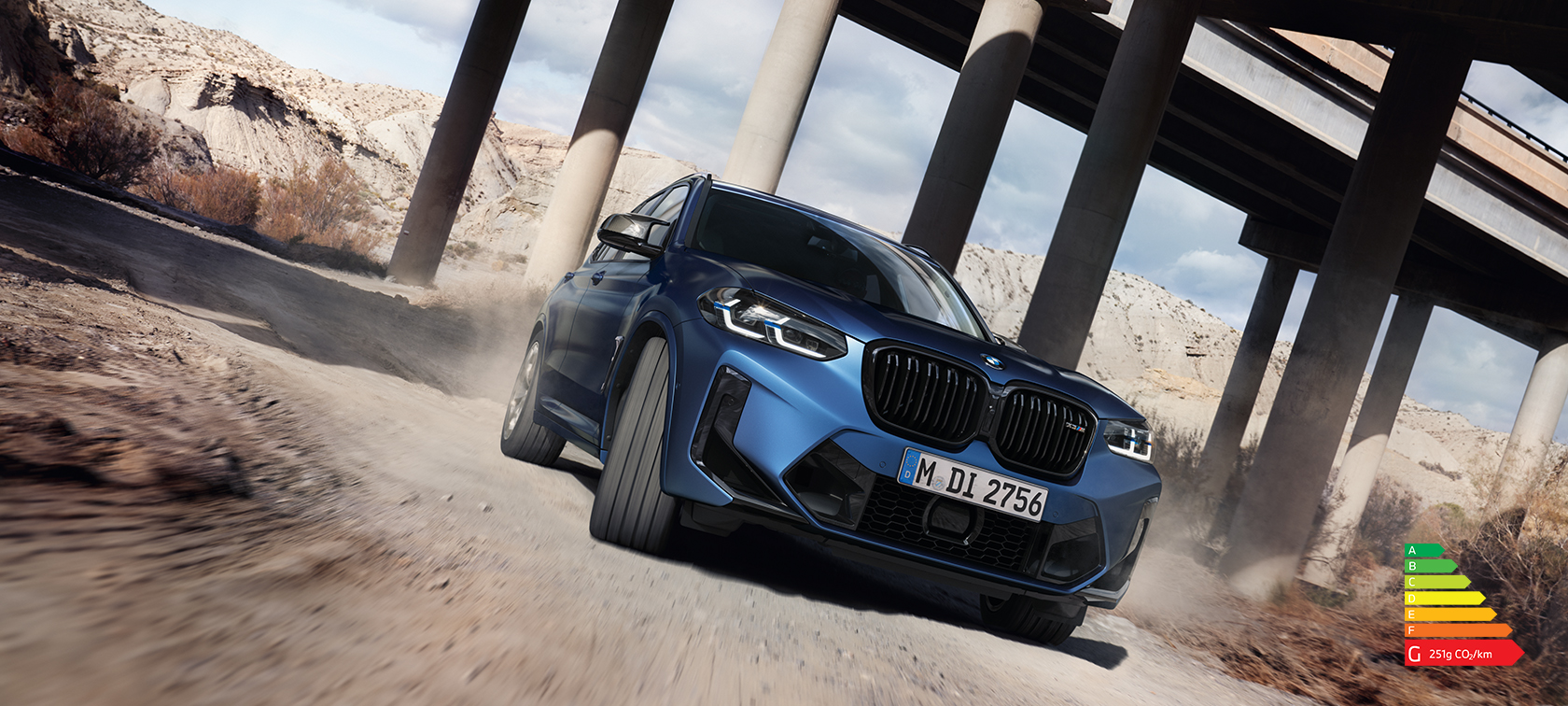 BMW X3 M Competition F97 LCI restylage 2021 Frozen Marina Bay Blau metallic vue de trois quarts avant en mouvement