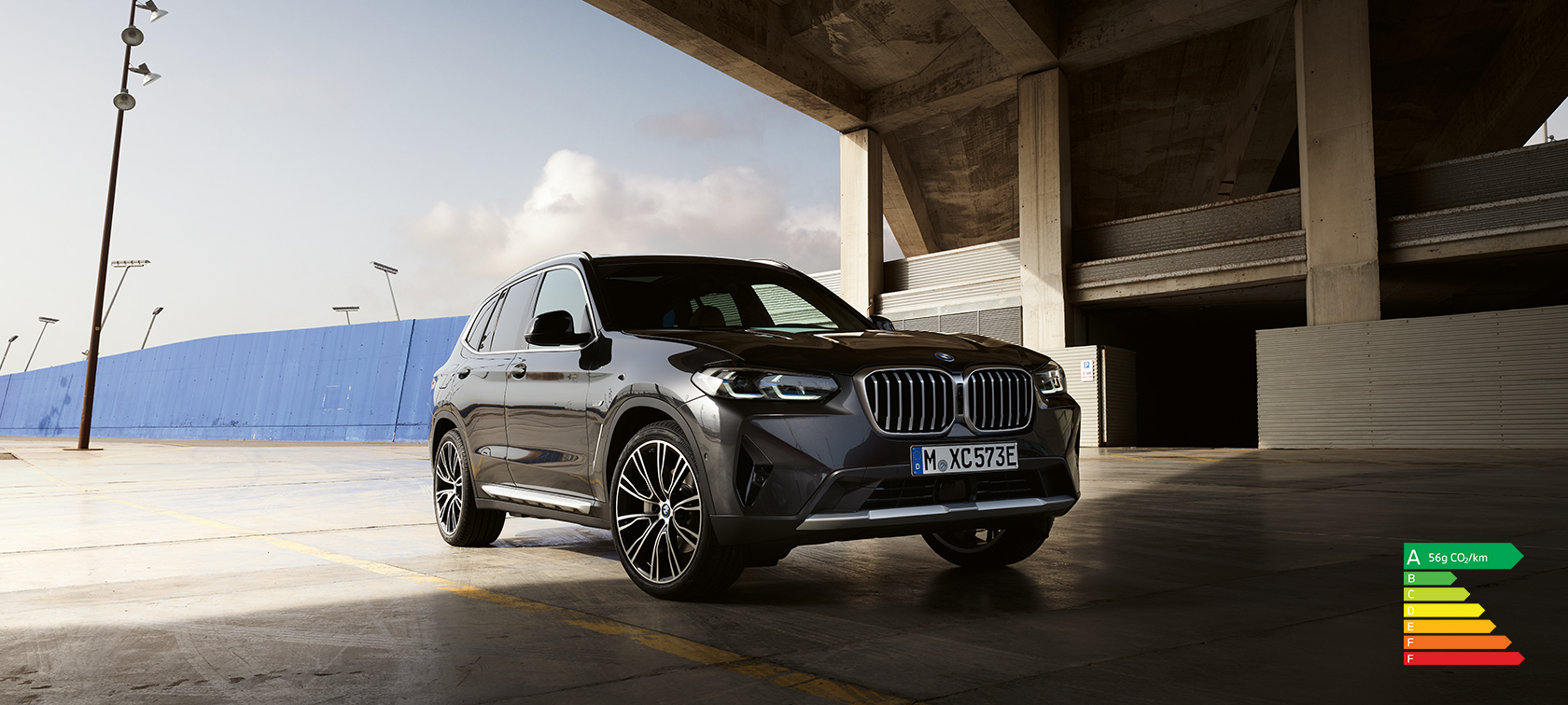 BMW X3 G01 Sophistograu vue de trois quarts avant devant hangar 2021