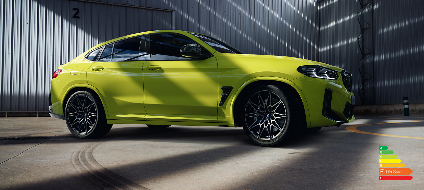 BMW X4 M Competition F98 LCI Facelift 2021 BMW Individual Frozen Portimao Blau metallic, vue de profil à l’arrêt