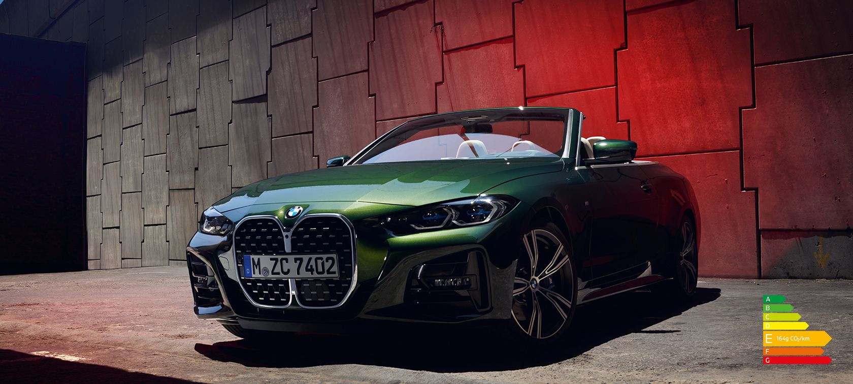BMW Série 4 Cabriolet G23 2020 Sanremo Green metallic, vue avant avec modèle