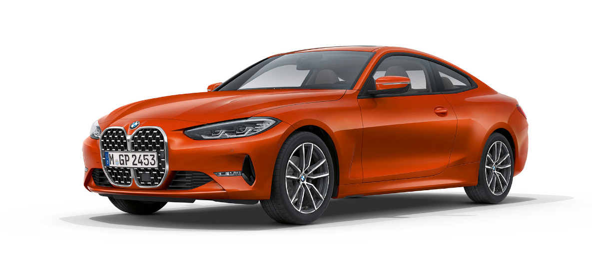 Vue de trois quarts face BMW xDrive BMW Série 4 Coupé équipement de base G22 2020 vue de trois quarts arrière BMW Série 4 Coupé G22 2020 équipement de base Sunset Orange metallic vue de trois quarts face