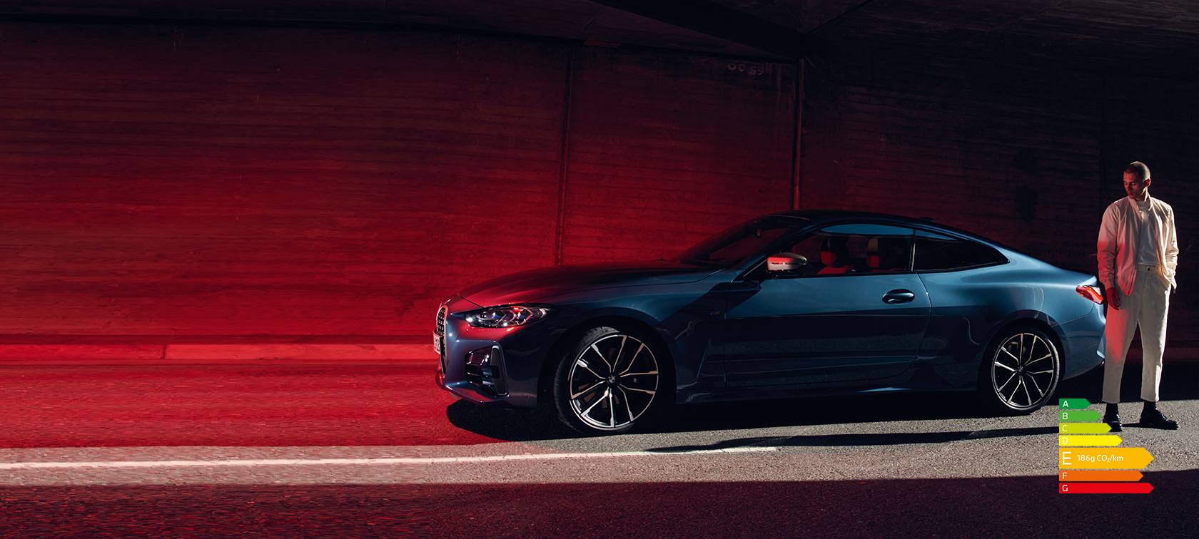 BMW Série 4 Coupé G22 2020, vue de trois quarts avant avec modèle