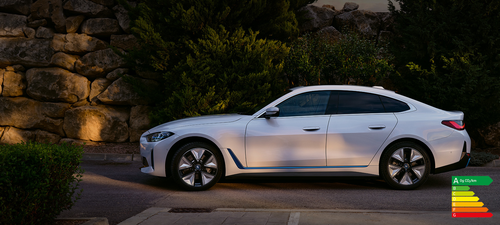 BMW i4 eDrive40 G26 2021 Mineralweiß vue de profil à l’arrêt 