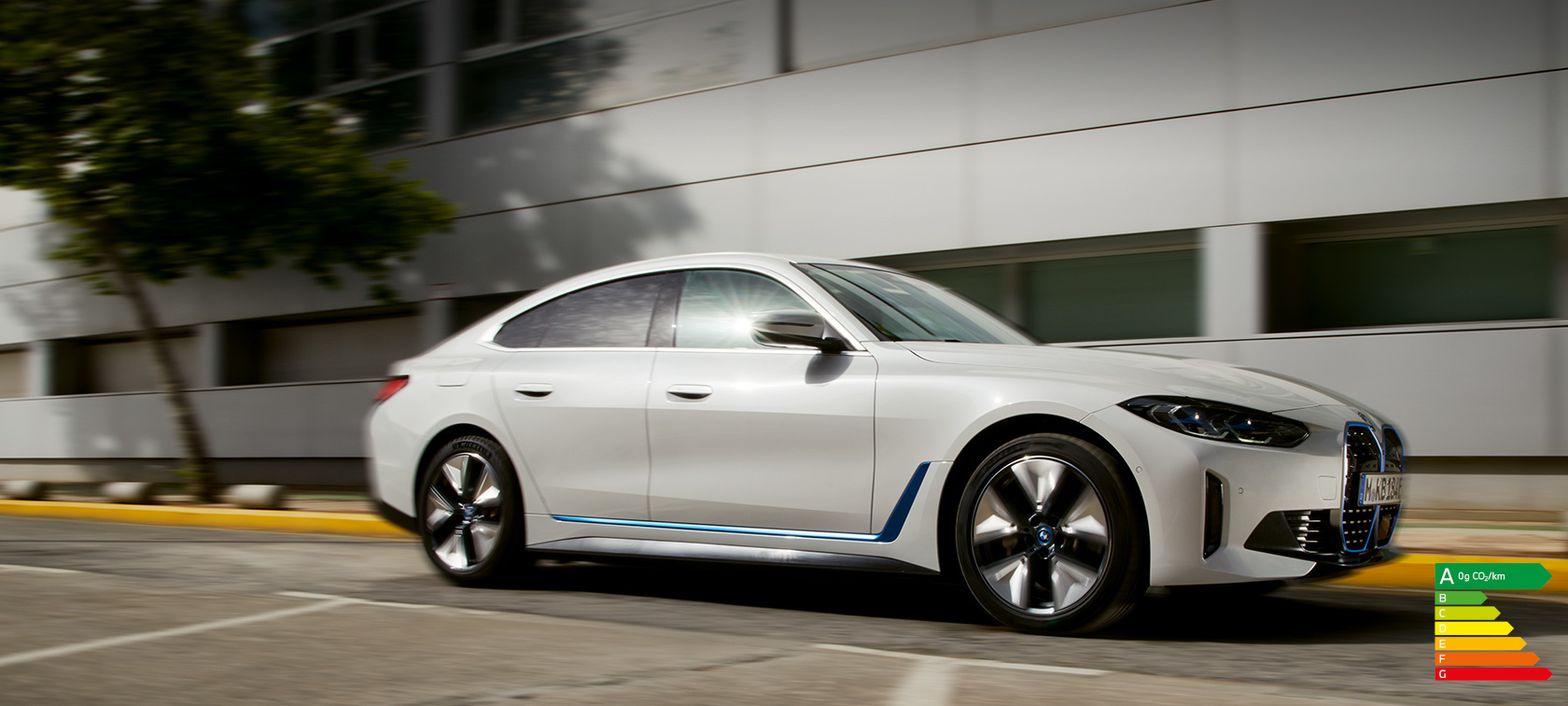 BMW i4 eDrive40 G26 2021 vue de profil de trois quarts en mouvement devant un bâtiment