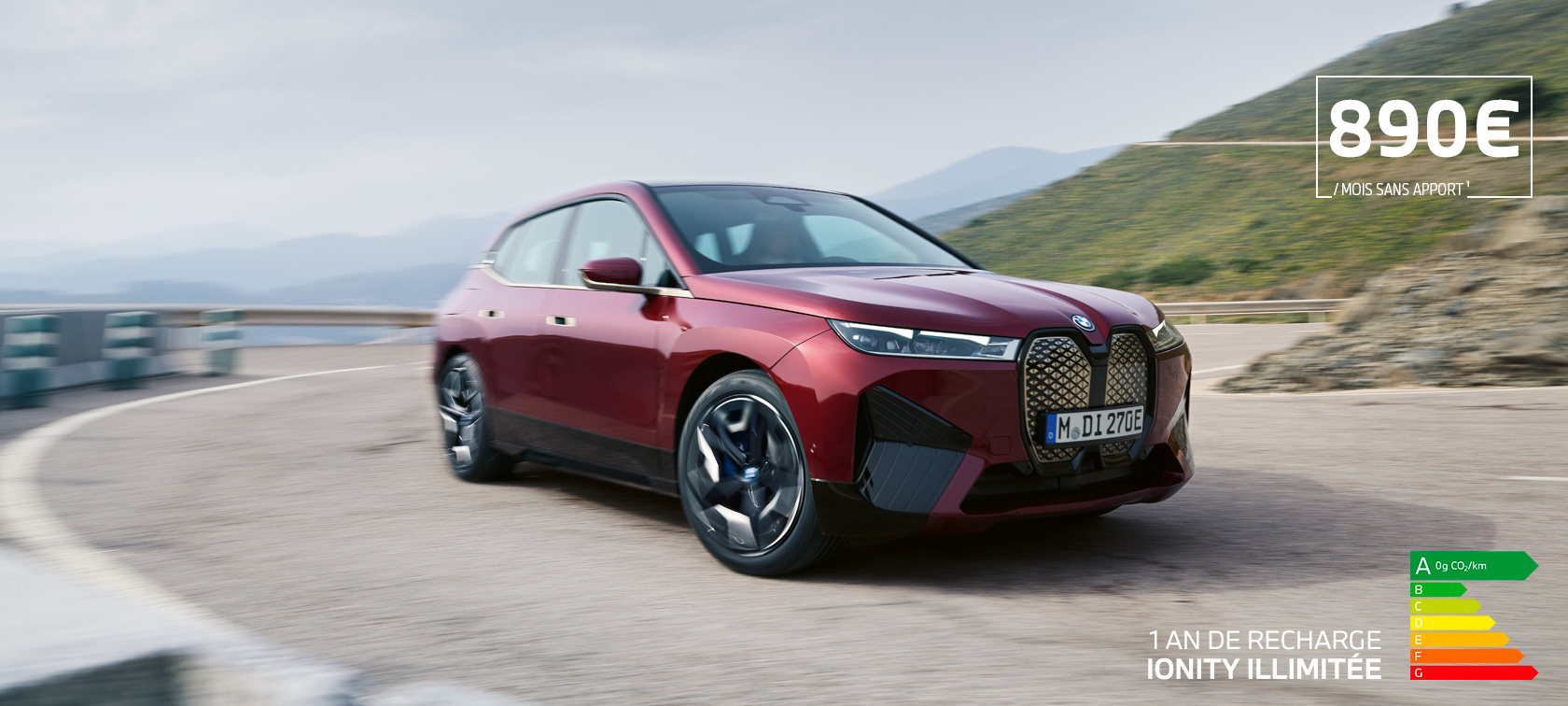 BMW iX i20 2021 SUV électrique BMW iX xDrive50 Aventurinrot devant le littoral