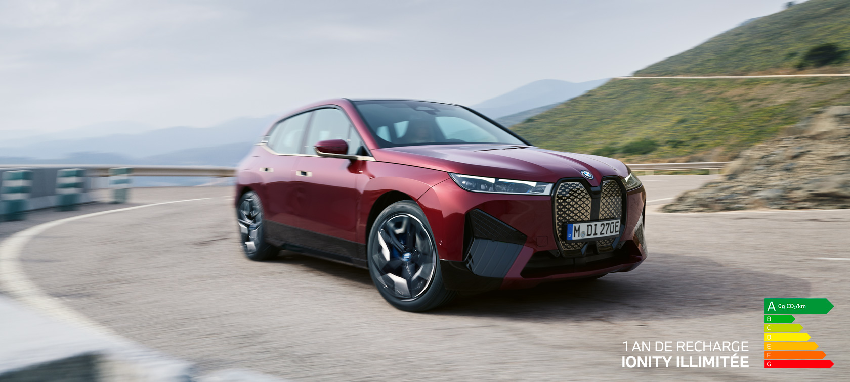 BMW iX i20 2021 SUV électrique BMW iX xDrive50 Aventurinrot devant le littoral