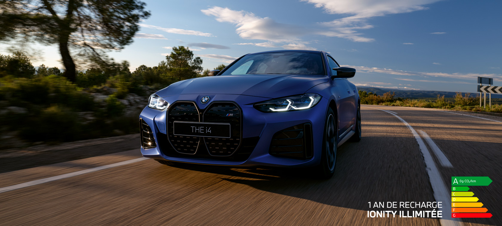 BMW i4 M50 G26 2021 BMW Individual Frozen Portimao Blau metallic, vue de trois quarts avant en mouvement