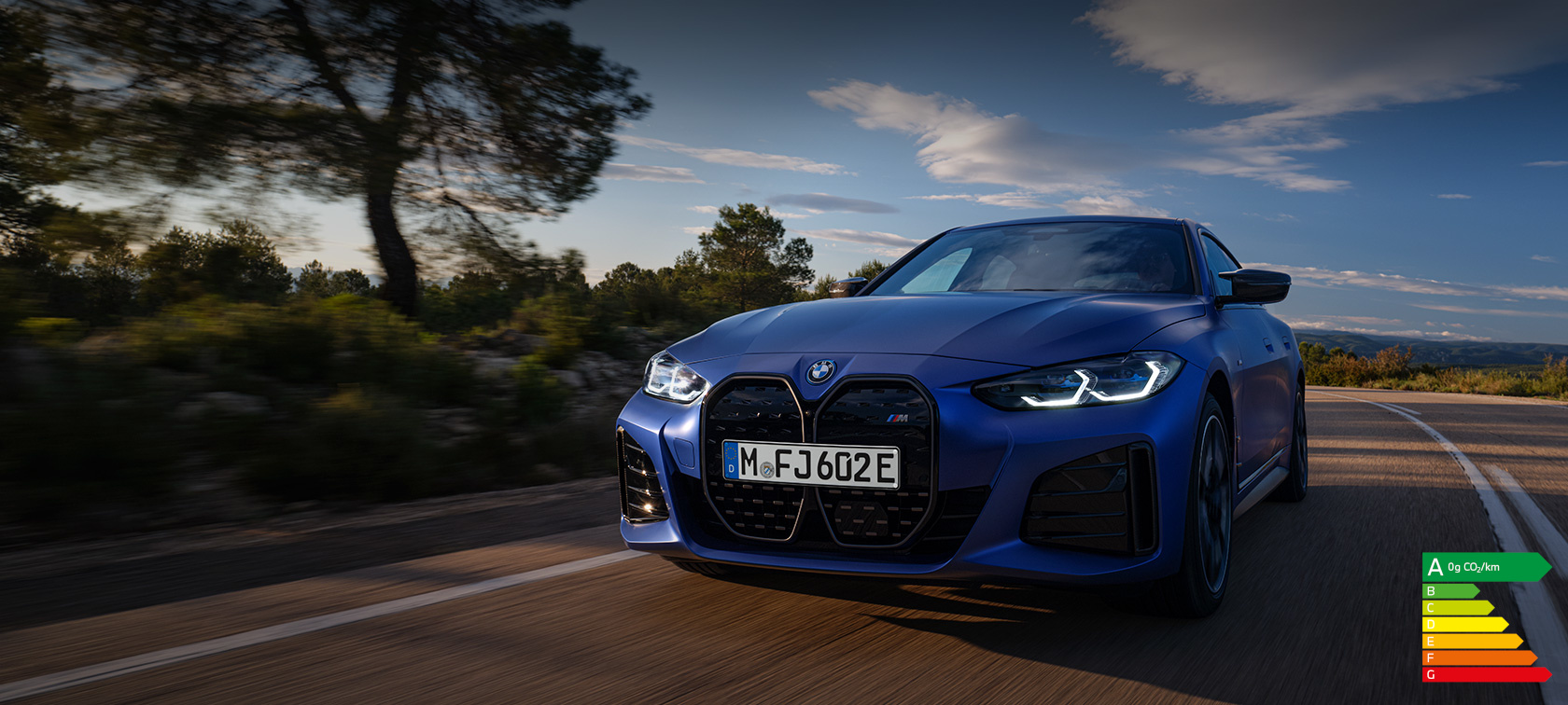 BMW i4 M50 G26 2021 BMW Individual Frozen Portimao Blau metallic, vue de trois quarts avant en mouvement