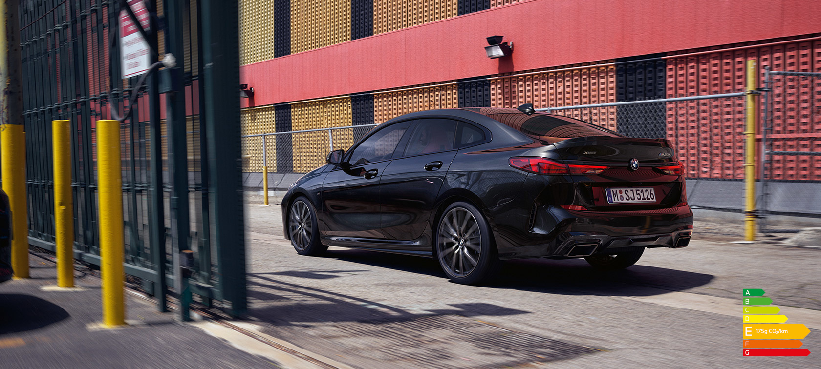 BMW M235i xDrive Gran Coupé F44 en Saphirschwarz metallic, vue de trois quarts arrière en mouvement