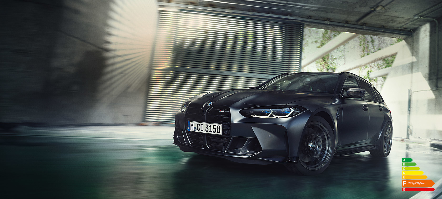 BMW M3 Competition Touring G81 BMW Individual Frozen Black metallic vue de trois quarts avant en mouvement