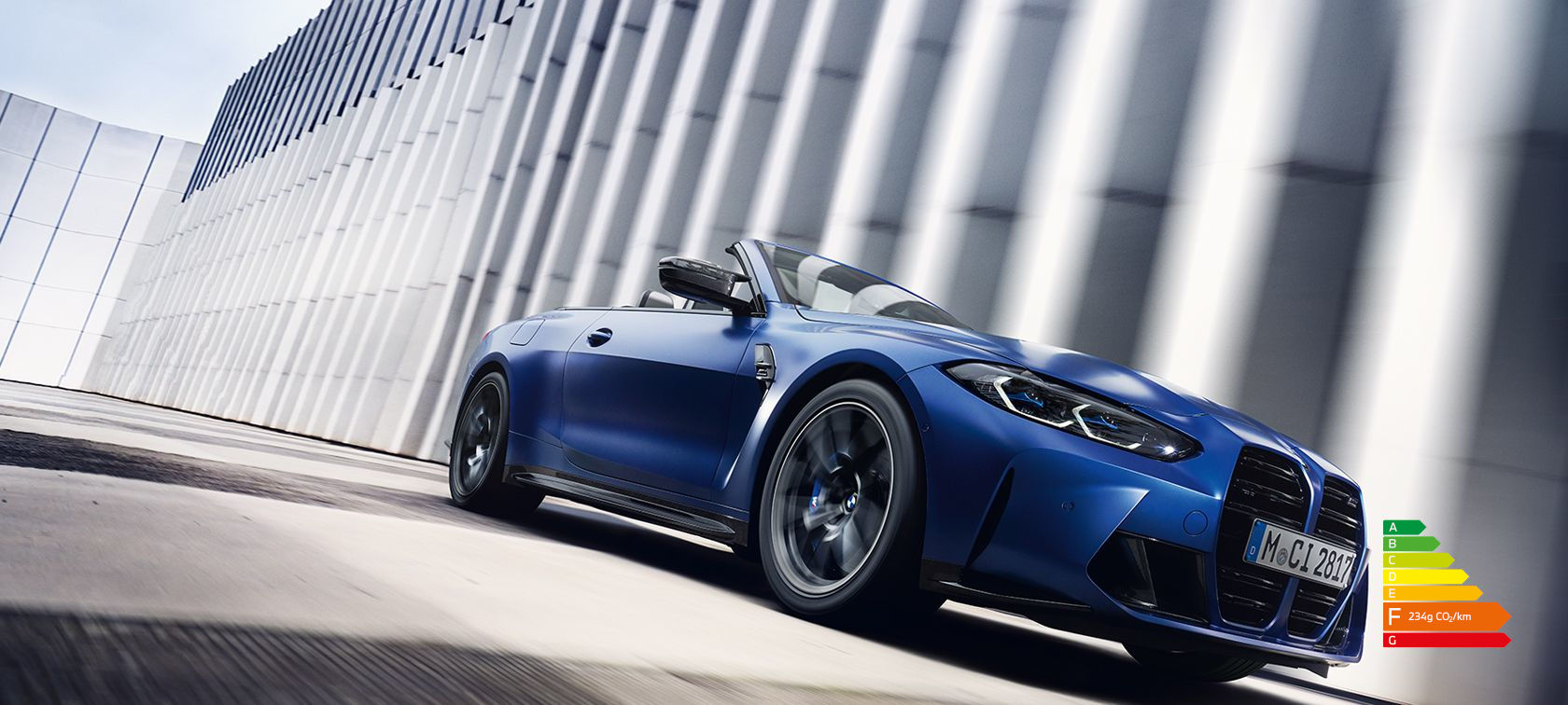 BMW M4 Competition Cabrio avec M xDrive G83 2021 BMW Individual Frozen Portimao Blau metallic, vue en contre-plongée de profil en stationnement