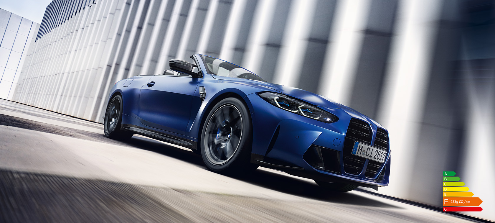 BMW M8 Competition sur une route volcanique de nuit