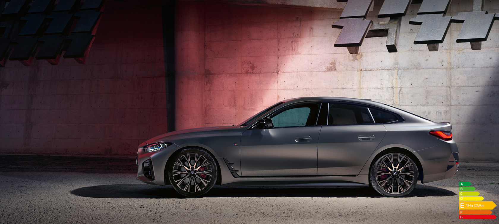 BMW M440i xDrive Gran Coupé G26 2021 BMW Individual Frozen Pure Grey metallic vue de profil devant un mur