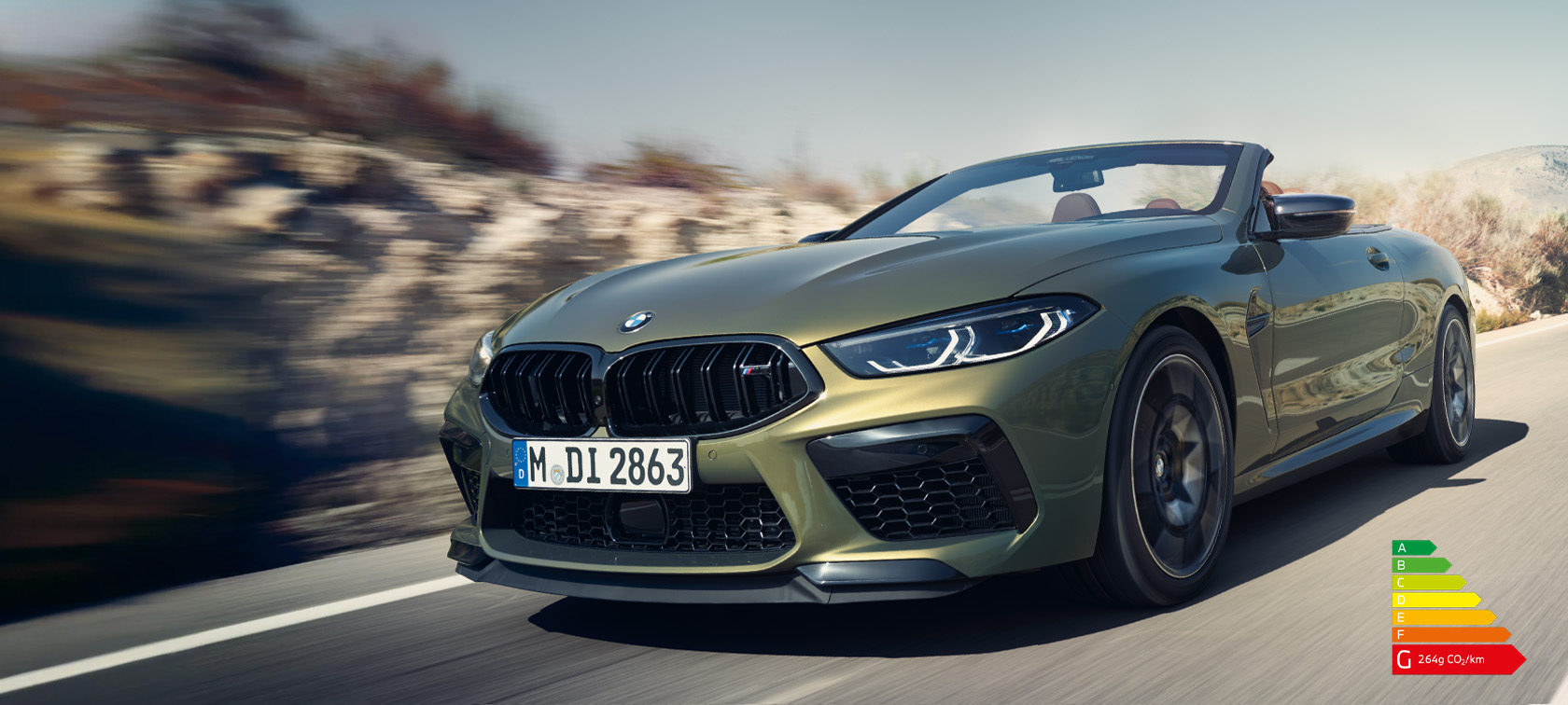 BMW M8 Competition Cabriolet F91 LCI restylage 2022 BMW Individual Brass metallic, vue de trois quarts de profil devant un mur