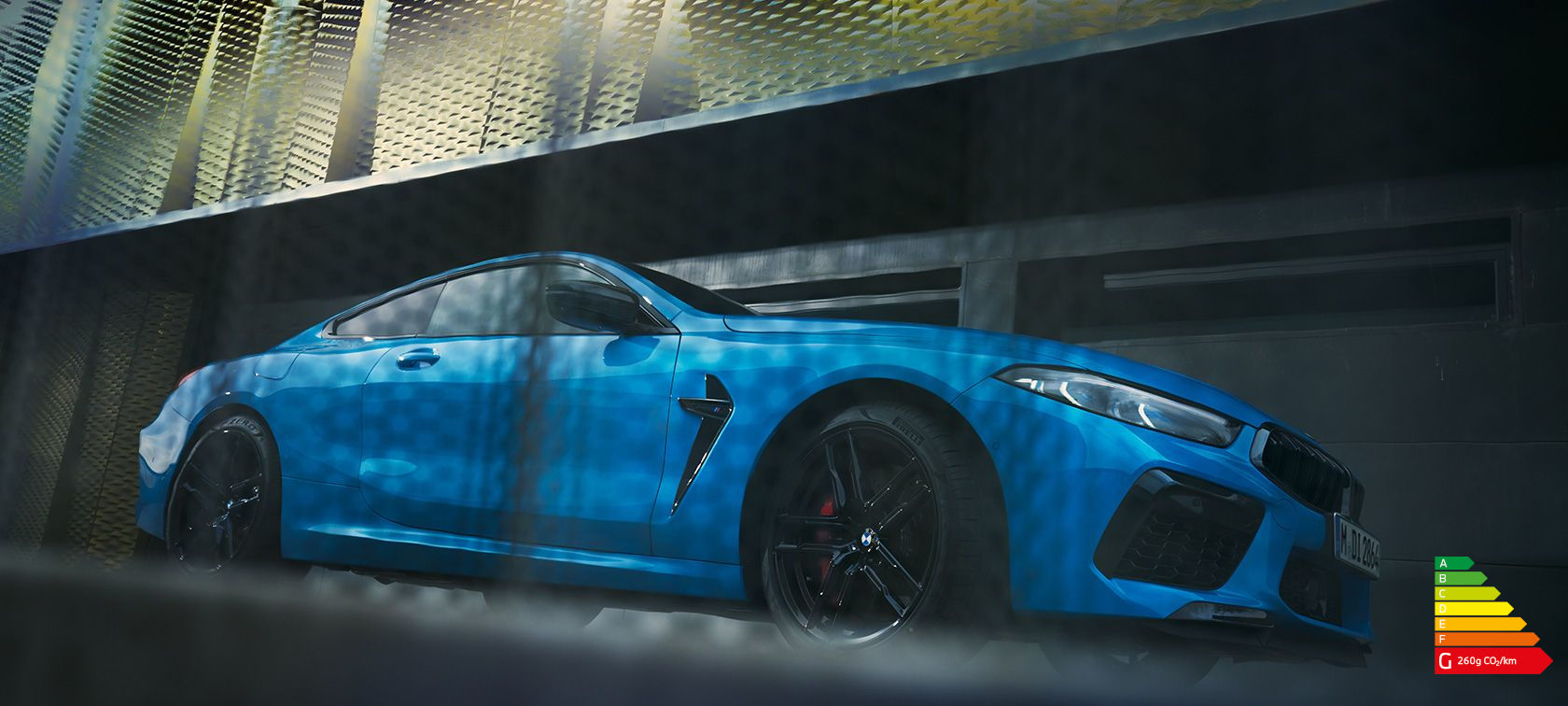 La BMW M8 Competition Coupé F92 LCI restylage 2022 BMW Individual Daytona Beach Blau uni Vue de profil avant bâtiment vue en contre plongée