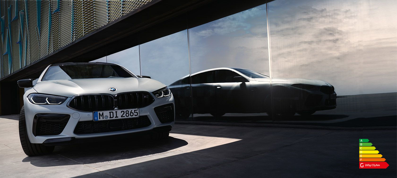 BMW M8 Competition Gran Coupé F93 LCI restylage 2022 BMW Individual BMW Individual Frozen Brilliant White metallic vue de face reflet d’une silhouette dans la vitre avant