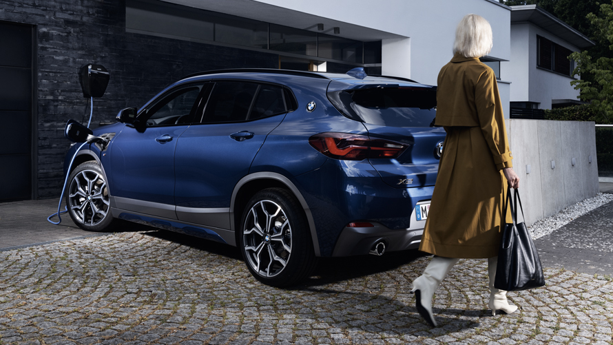 BMW X2 Hybride Rechargeable bleu de trois quart arrière BMW X2 Hybride Rechargeable bleu de trois quart arrière