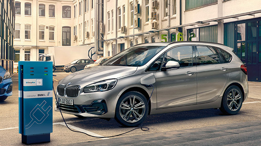 BMW Série 2 Active Tourer Hybride branché à une borne extérieure BMW Série 2 Active Tourer Hybride branché à une borne extérieure