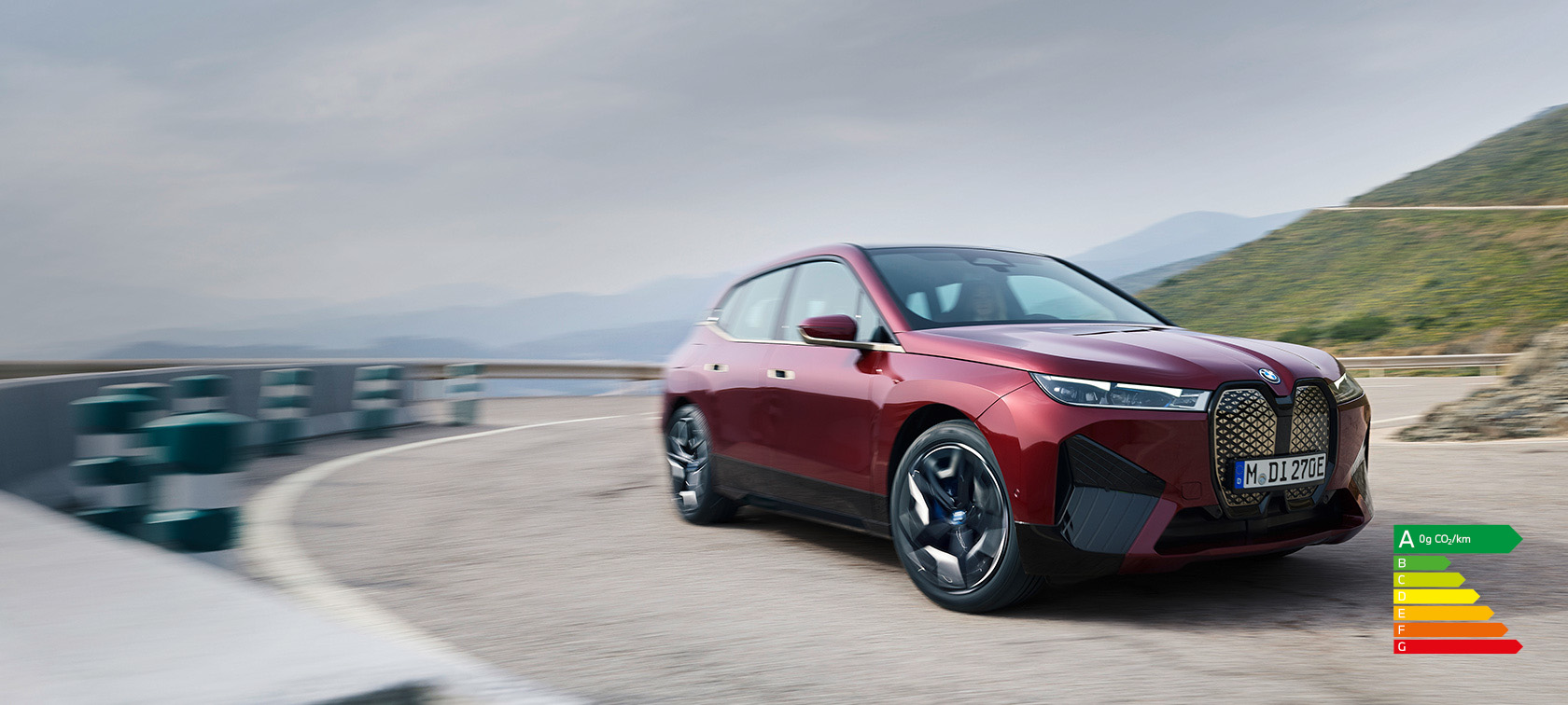 BMW iX i20 2021 SUV électrique BMW iX xDrive50 Aventurinrot devant le littoral