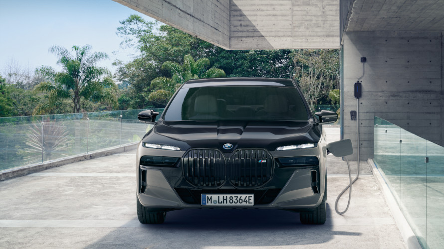 Voiture hybride rechargeable BMW noire en charge