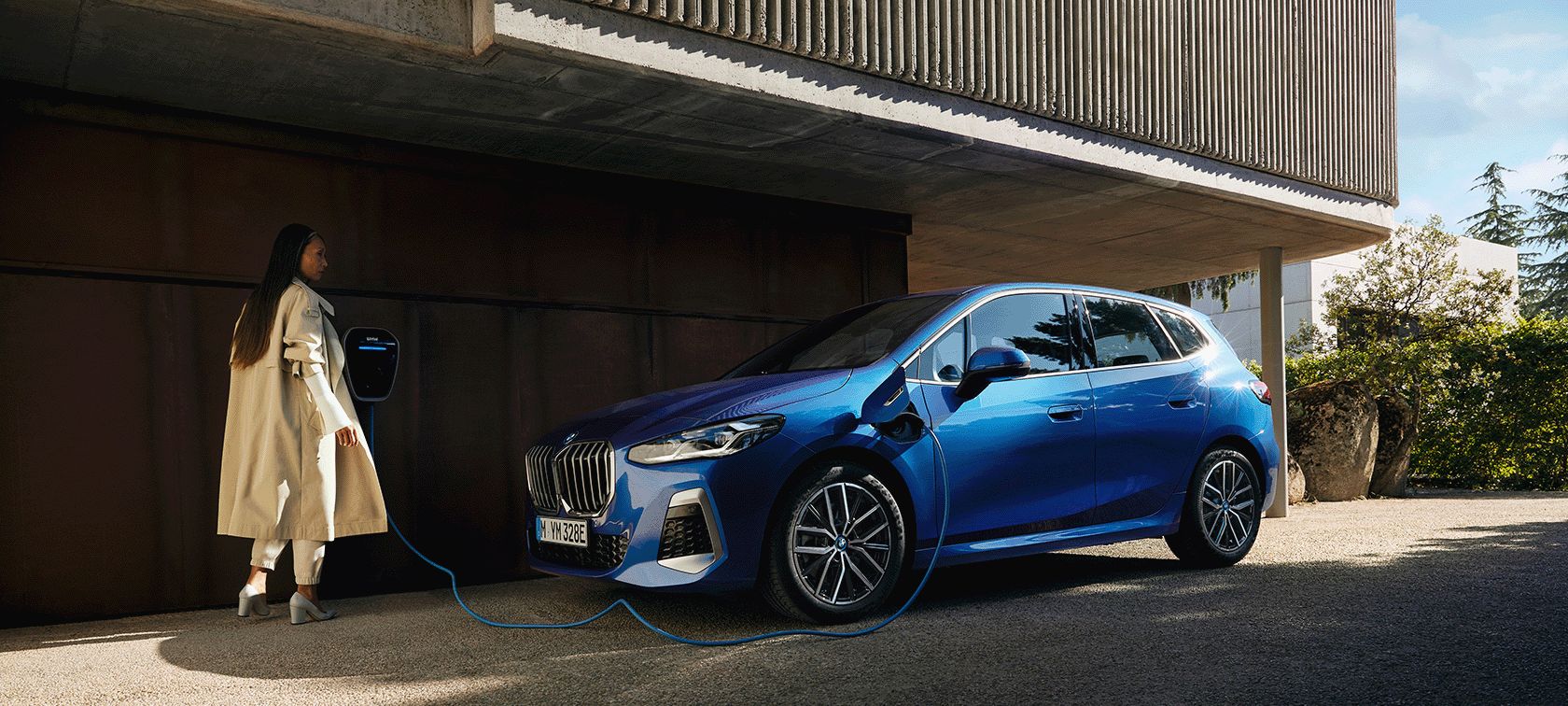 Véhicule BMW bleu en train de recharger