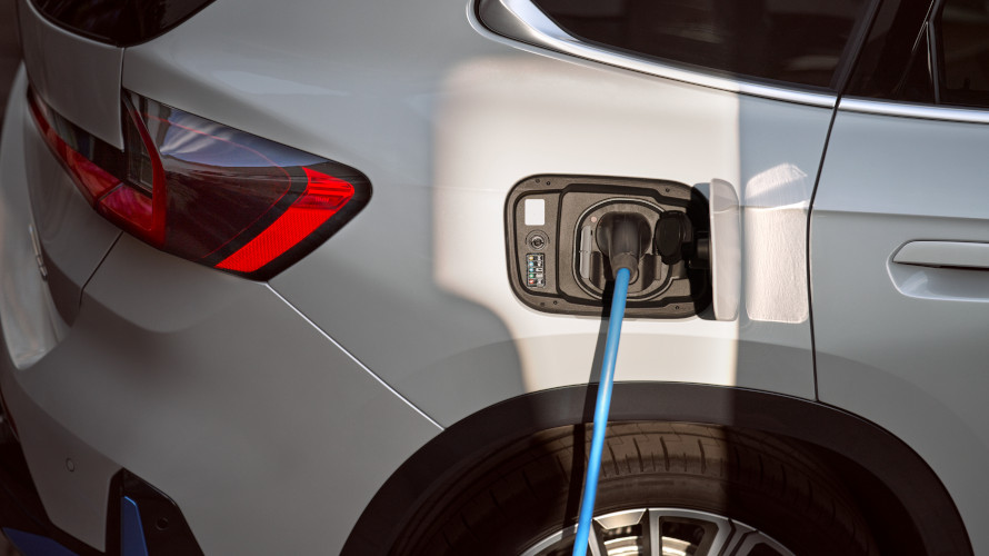 Comment recharger votre voiture électrique, tout savoir sur la recharge de  la batterie et l'entretien voiture électrique.