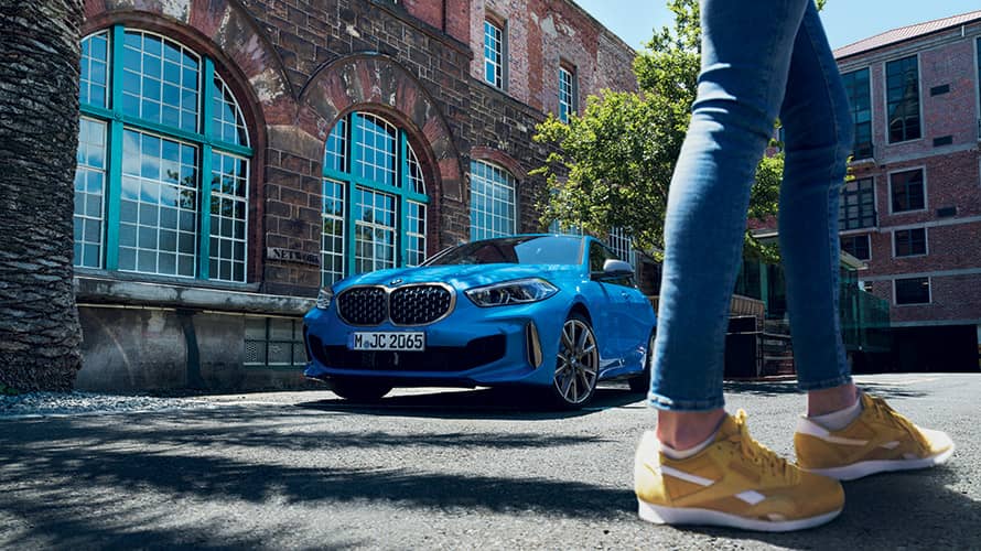 BMW Série 1 bleue avec une silhouette en contre-plongée BMW Série 1 bleue avec une silhouette en contre-plongée
