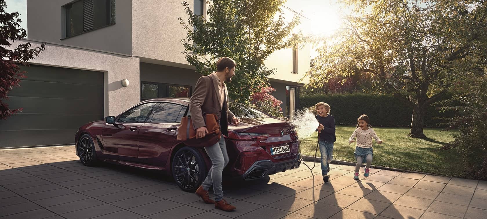 Gouvernance BMW Finance Une famille joue autour de la BMW Série 8 Gran Coupé