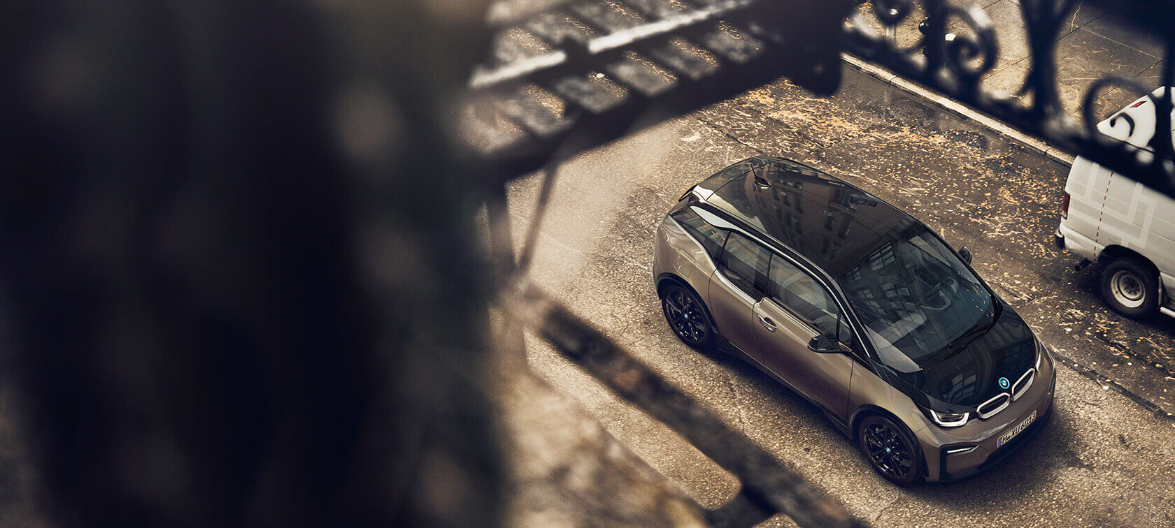 BMW i3 passant dans la rue vue d'une fenêtre Une BMW i3 passant dans la rue vue en plongée d'une fenêtre
