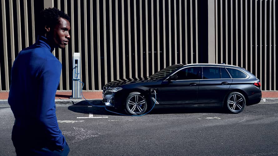 BMW série 5 Touring Hybride Rechargeable en charge dans la rue BMW série 5 Touring Hybride Rechargeable en charge dans la rue