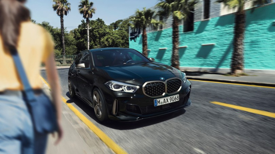 BMW Série 1 noir d'Occasion en ville, vue de face droit