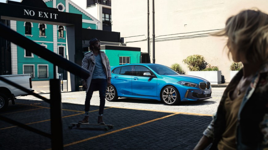 BMW Série 1 Occasion bleue sur un parking