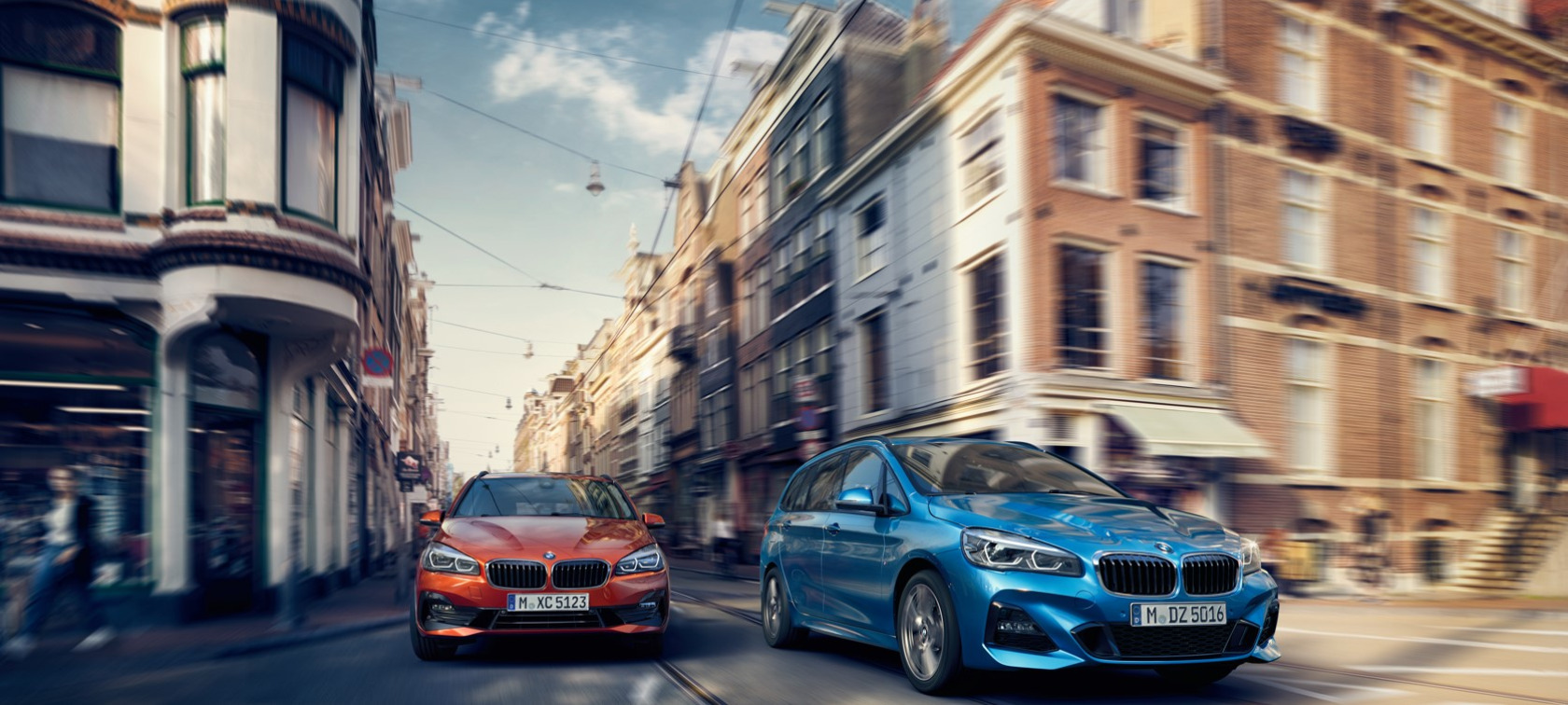 Deux BMW Série 2 d'occasion côte à côte, vue 3/4 avant, vue de face