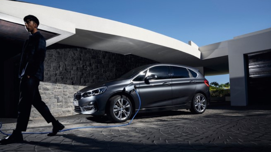BMW Série 2 Hybride Rechargeable d'occasion, garée, branchée à une borne de recharge