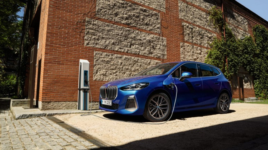 BMW Série 2 d'occasion, garée, branchée à une borne de recharge, vue 3/4 côté gauche