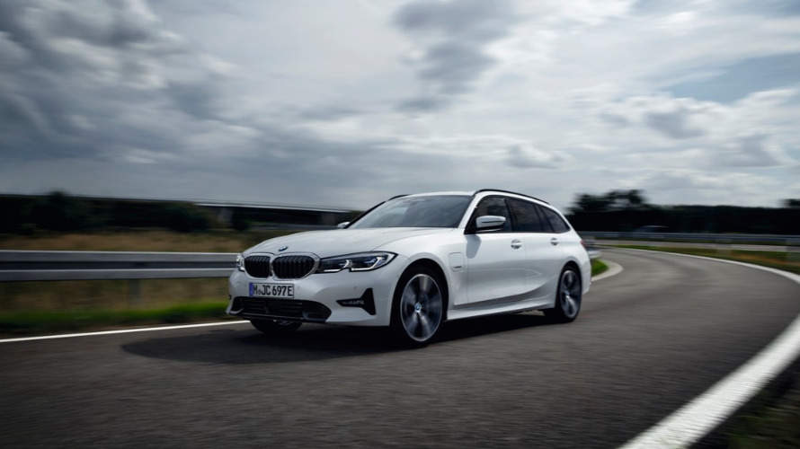 BMW Série 3 Touring d'occasion sur route, vue 3/4